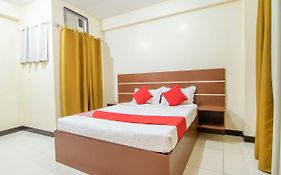 Vaccinated Staff - Oyo 578 Red Velvet Suites Manila 2* Philippines
