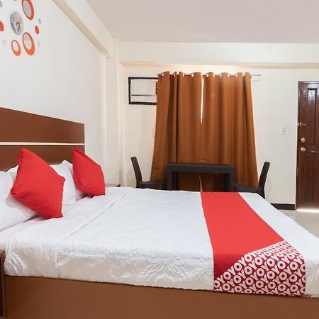 Vaccinated Staff - Oyo 578 Red Velvet Suites Manila Exterior photo
