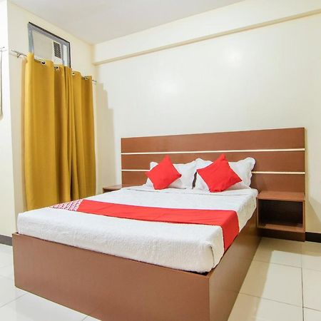 Vaccinated Staff - Oyo 578 Red Velvet Suites Manila Exterior photo