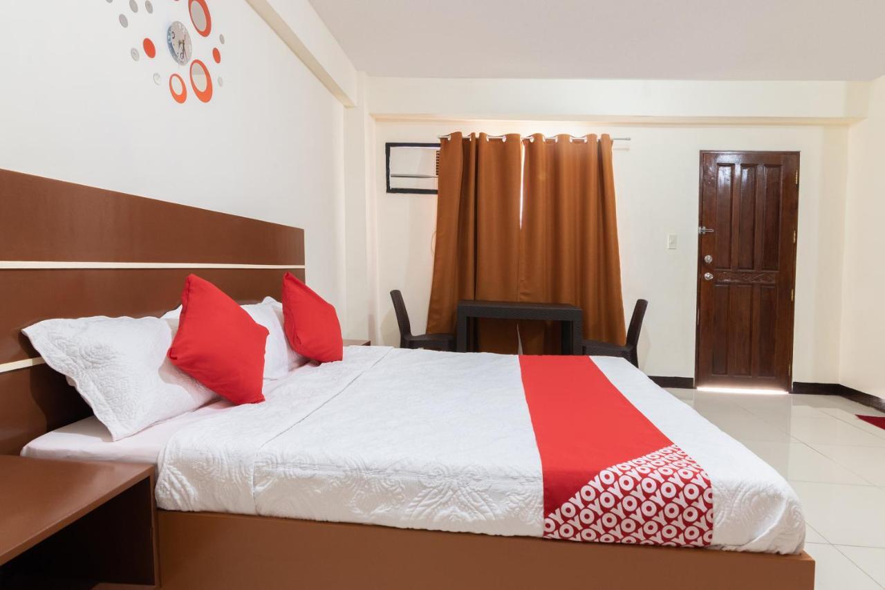 Vaccinated Staff - Oyo 578 Red Velvet Suites Manila Exterior photo