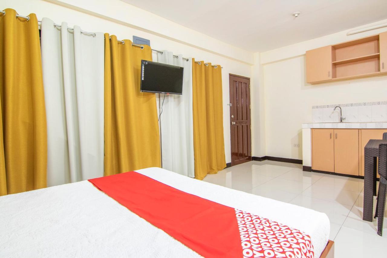 Vaccinated Staff - Oyo 578 Red Velvet Suites Manila Exterior photo