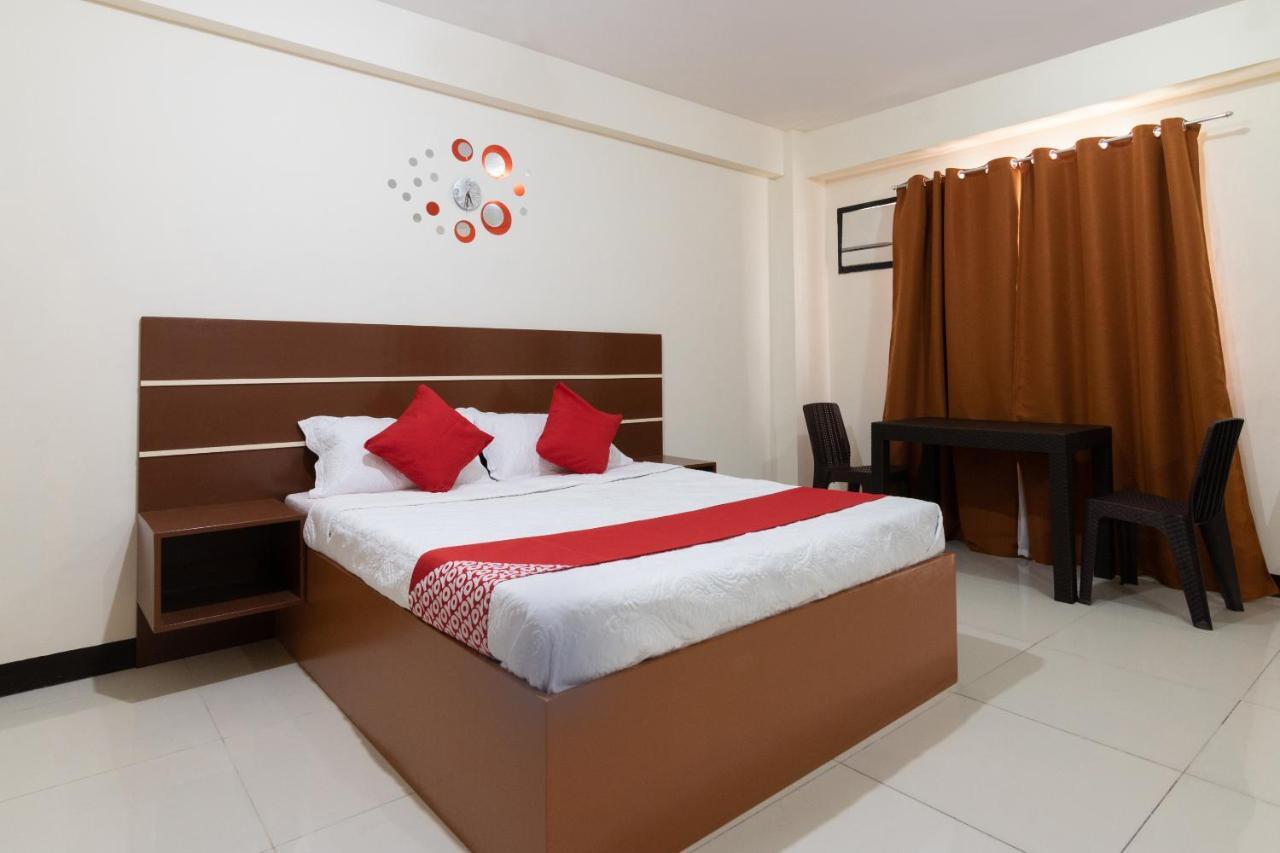 Vaccinated Staff - Oyo 578 Red Velvet Suites Manila Exterior photo