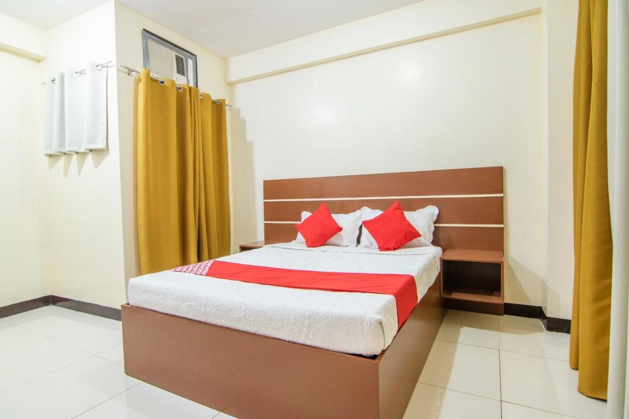 Vaccinated Staff - Oyo 578 Red Velvet Suites Manila Exterior photo