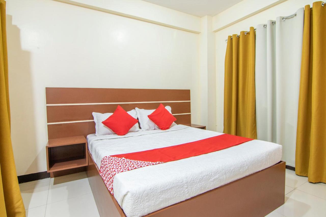 Vaccinated Staff - Oyo 578 Red Velvet Suites Manila Exterior photo