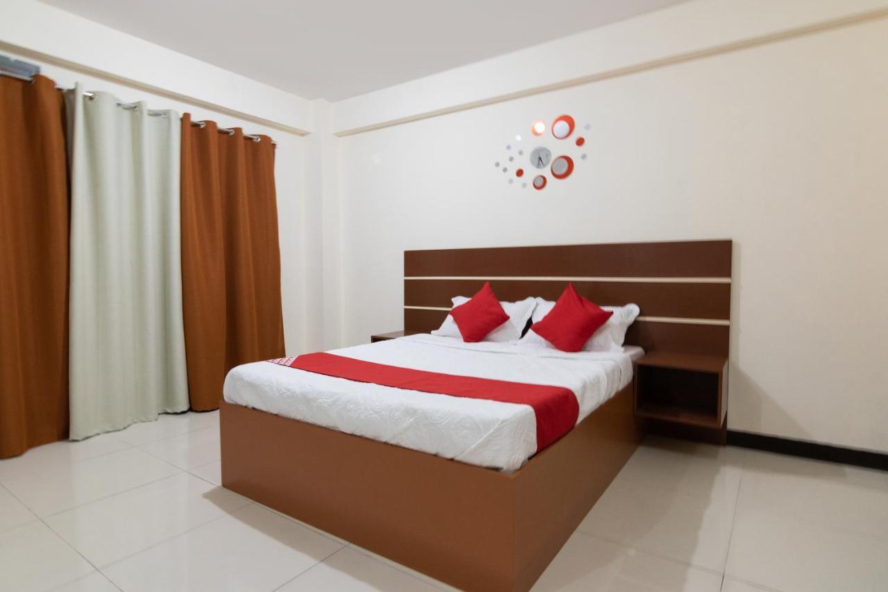 Vaccinated Staff - Oyo 578 Red Velvet Suites Manila Exterior photo