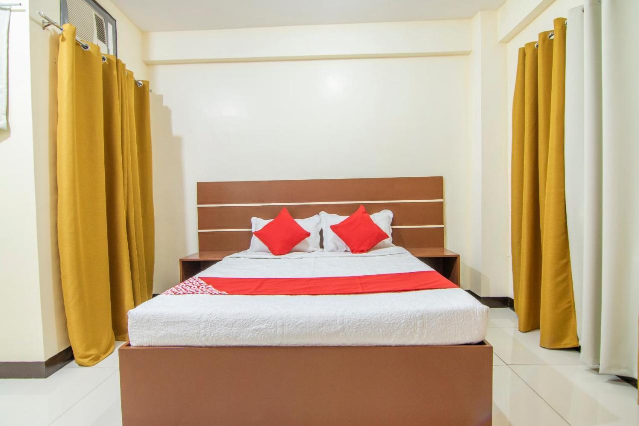 Vaccinated Staff - Oyo 578 Red Velvet Suites Manila Exterior photo