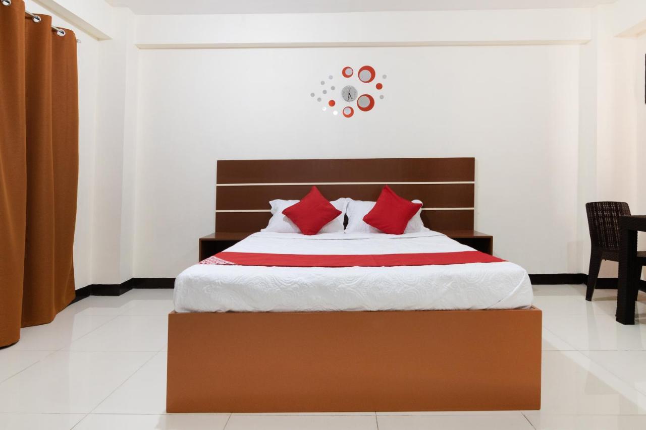 Vaccinated Staff - Oyo 578 Red Velvet Suites Manila Exterior photo
