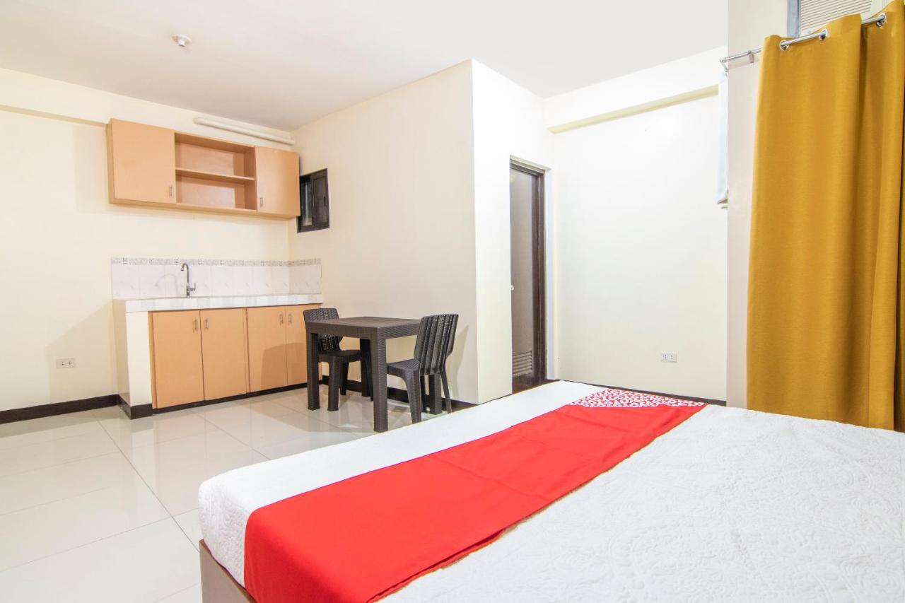 Vaccinated Staff - Oyo 578 Red Velvet Suites Manila Exterior photo