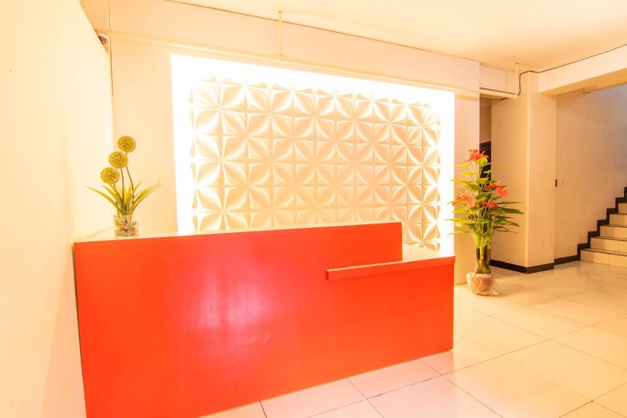 Vaccinated Staff - Oyo 578 Red Velvet Suites Manila Exterior photo