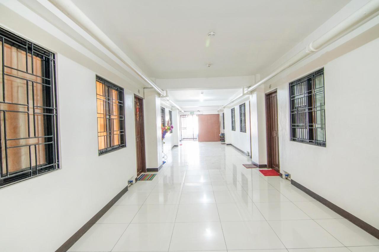 Vaccinated Staff - Oyo 578 Red Velvet Suites Manila Exterior photo