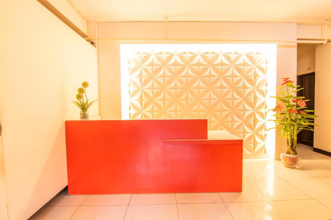 Vaccinated Staff - Oyo 578 Red Velvet Suites Manila Exterior photo
